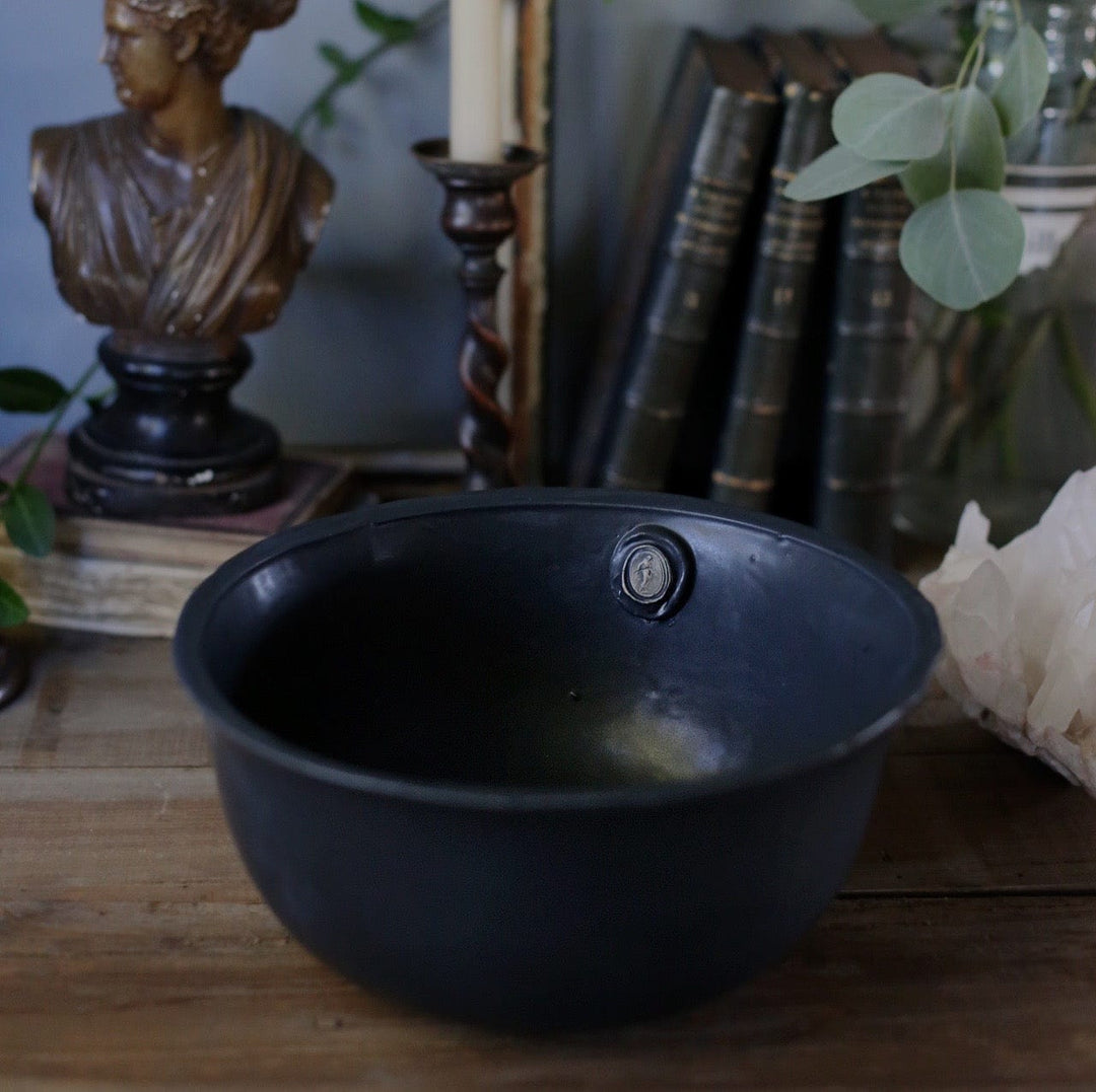 JEANETTE MORROW Bowls Soot The Bonnie Bowl